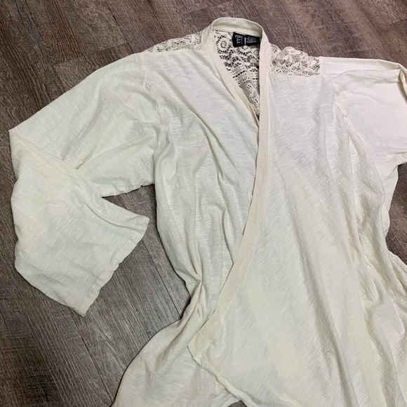 OPEN FRONT WATERFALL IVORY AND LACE CARDIGAN - Picture 3 of 8